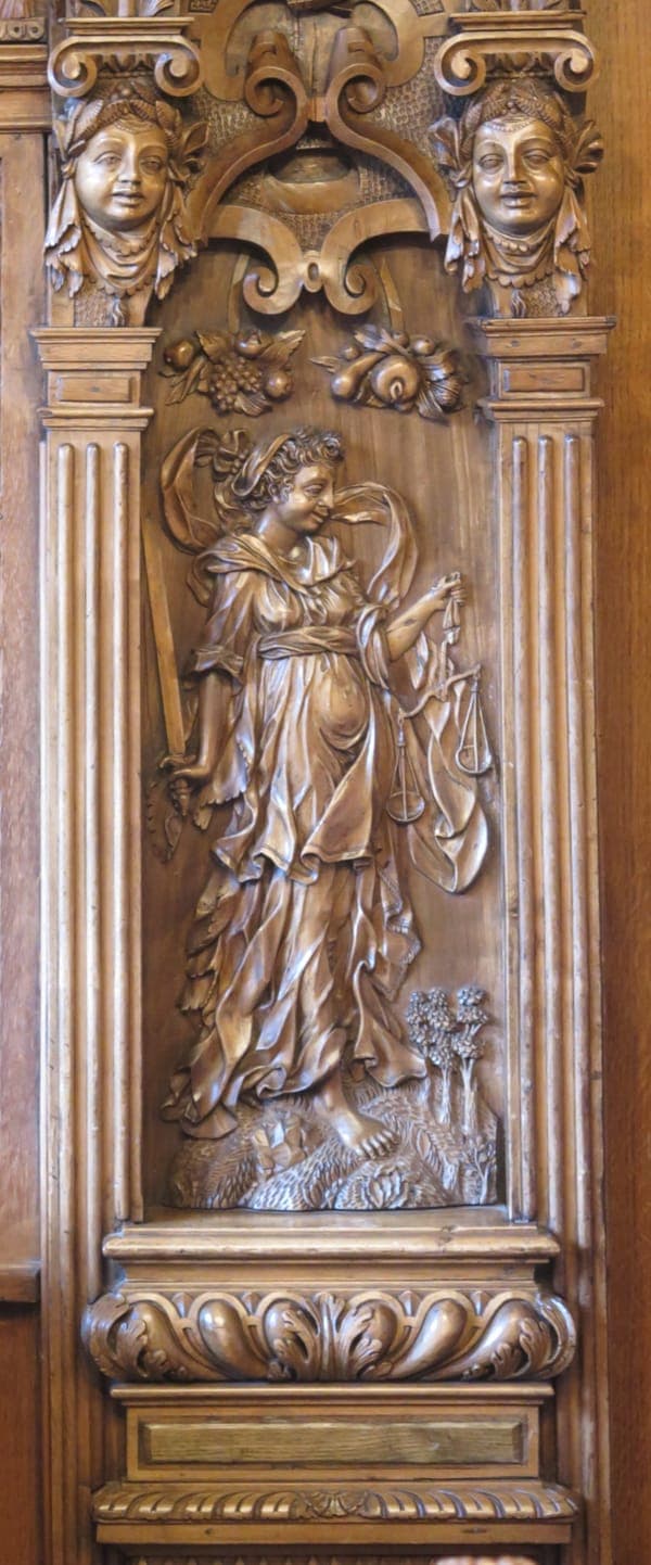 Justitia in einem Türrahmen im Rathaus Basel