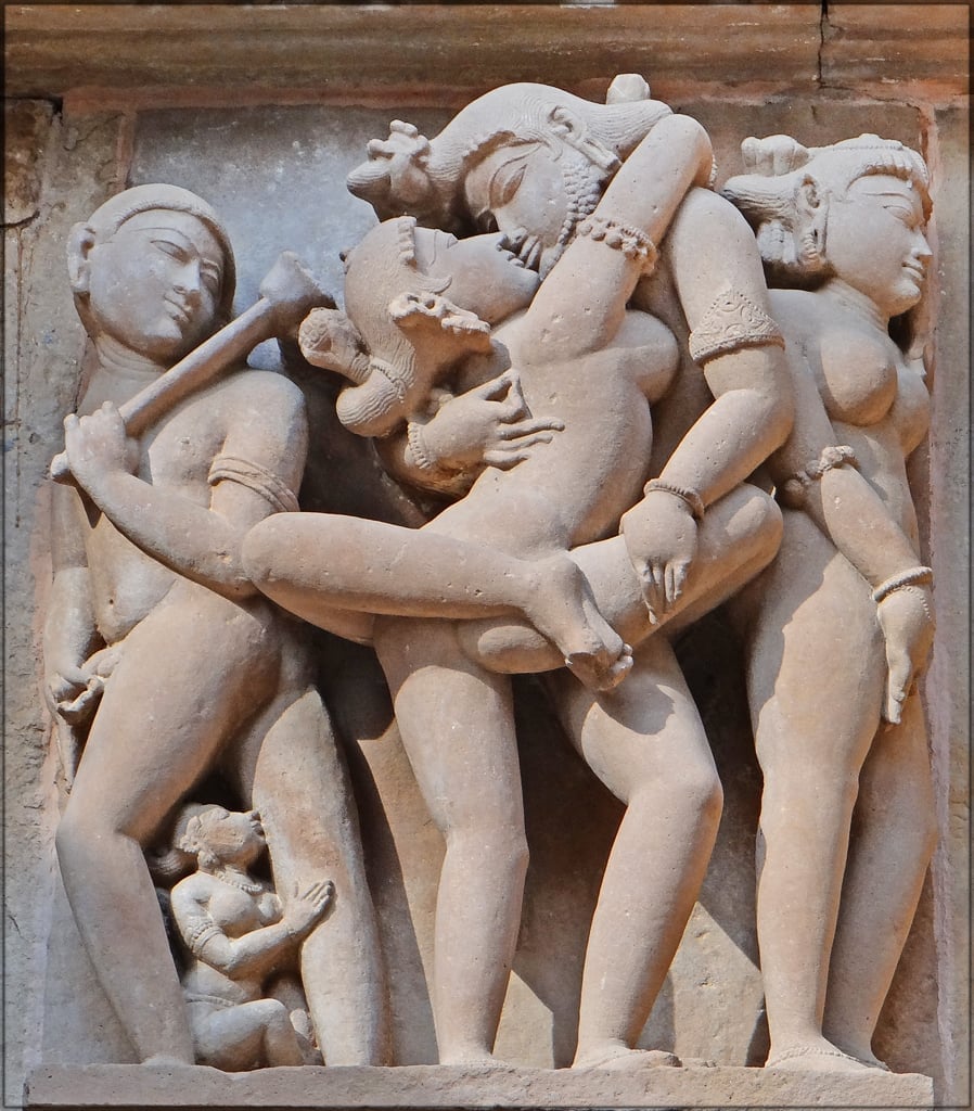 2 Erotic Kama statues of Khajuraho Hindu Temple de Lakshmana Khajurâho India 2013