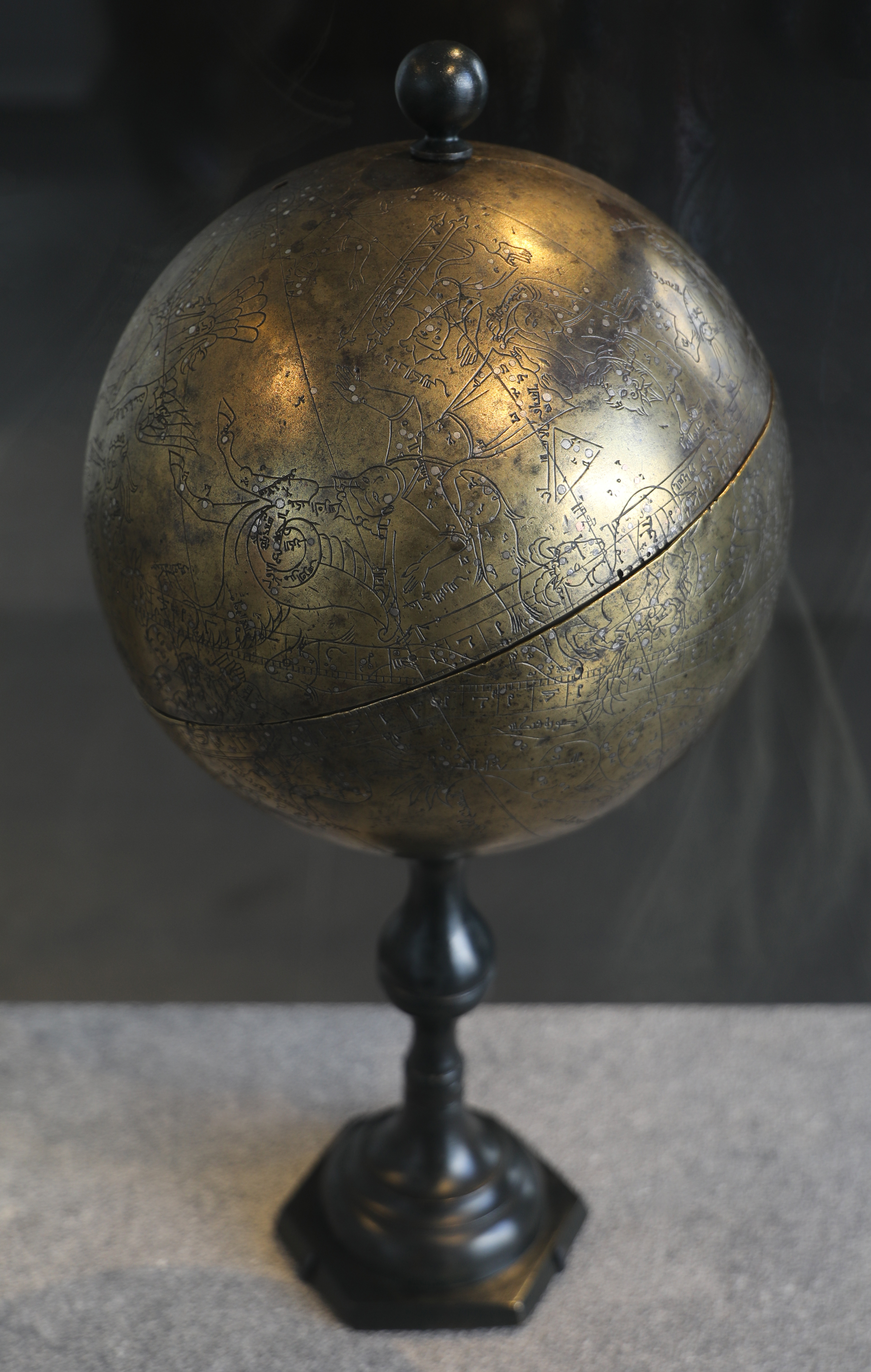 Iran, globo celeste, in ottone inciso, 1315 ca. (louvre)