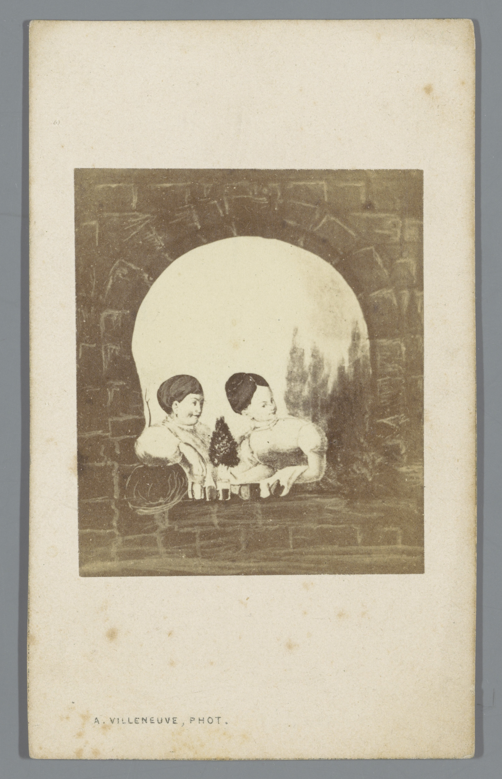 Fotoreproductie van getekende trompe-l`oeil voorstelling van 2 vrouwen in venster als schedel